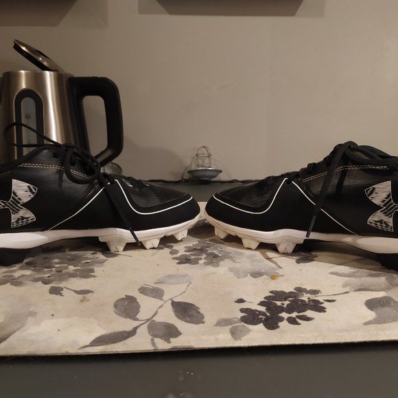 Under Armour Kleats - Worn Once Size 8 - Picture 2 of 5